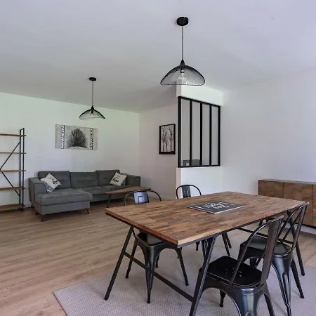 Moderne Avec Piscine, Proche Commerces Et Transports - Fr-1-3-553 *
